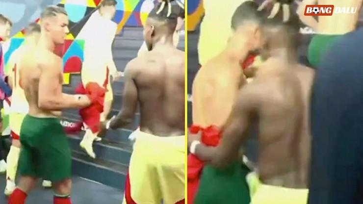 Khoảnh khắc Ronaldo và Nico Williams đổi áo