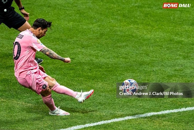 Messi sút phạt quá đỉnh