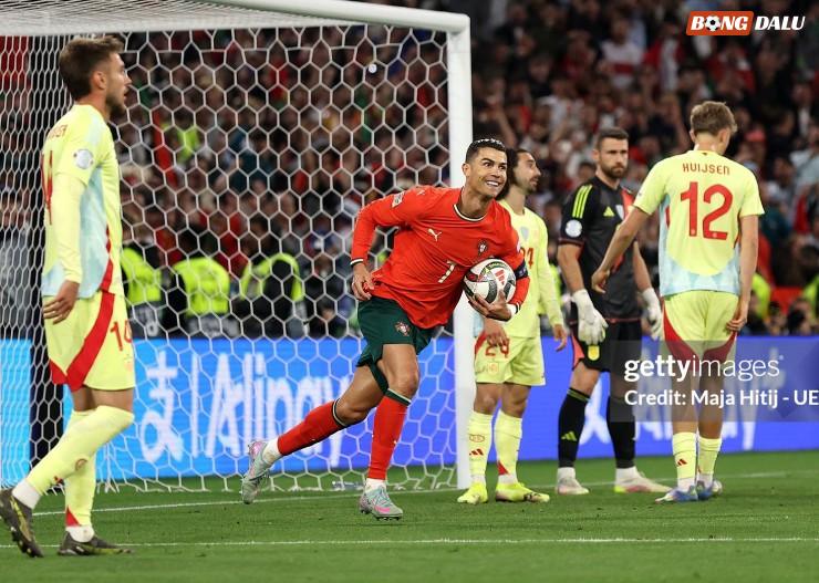 Ronaldo tỏa sáng với bàn gỡ hòa 2-2 cho Bồ Đào Nha