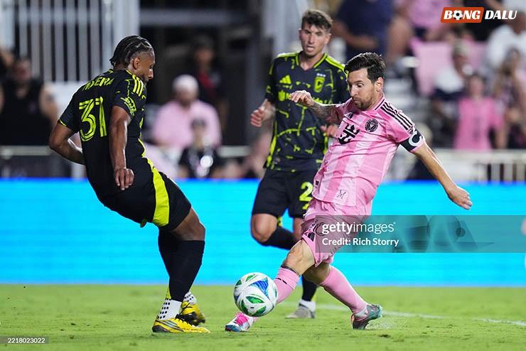 Messi tỏa sáng rực rỡ