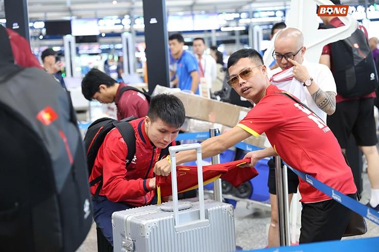 Dù vậy, tiền vệ này và đồng đội vẫn nhiệt tình ký tặng người hâm mộ