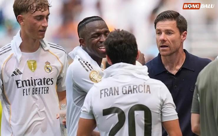 HLV Alonso nhiều lần không hài lòng với thái độ thi đấu của Vinicius