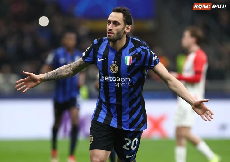 Hakan Calhanoglu được cho là nguồn cơn mâu thuẫn trong phòng thay đồ Inter