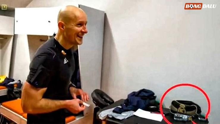 Trọng tài Szymon Marciniak bị phát hiện mang chiếc túi in logo của Real