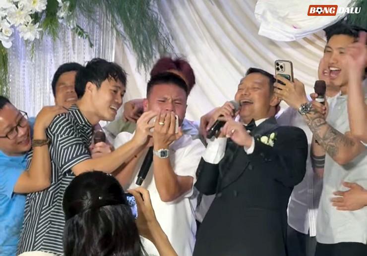 Đông đảo học trò đến chia vui cùng HLV Vũ Hồng Việt.