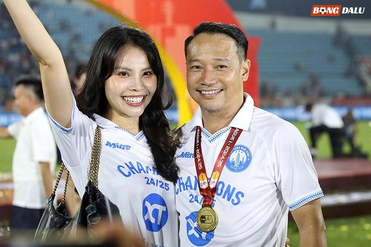 HLV Vũ Hồng Việt bên cạnh BTV Thùy Anh trong ngày Thép Xanh Nam Định vô địch V-League 2024/25.